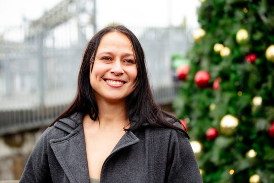 Maori woman in front of a Christmas tree in an urban area in Auckland