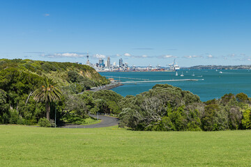 ニュージーランド　オークランドのバスション・ポイントから眺める市街地の街並みと港
