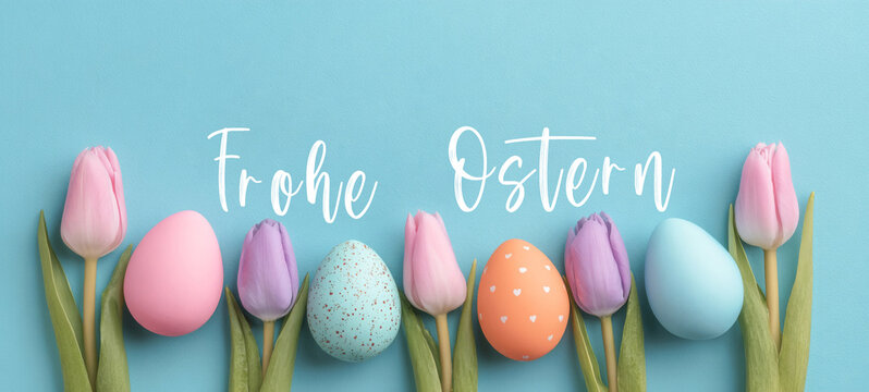 Frohe Ostern Gru&szlig;karte, Karte mit deutschem Text - Bemalte Ostereier und Tulpen, isoliert auf hellblauem Hintergrund
