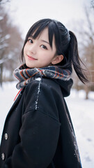 雪景色の中で笑顔を見せる若い女性