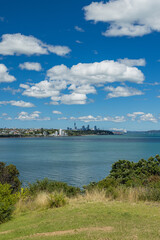 ニュージーランド　オークランドのセントヘリアーズから見える市街地とスカイタワー