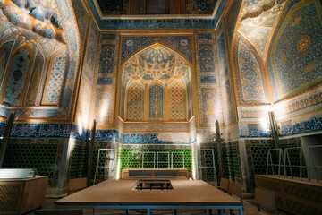 Obraz premium Samarkand, Uzbekistan - 1 oct 2025 An ornate dome inside the Tillya-Kari Madrasah