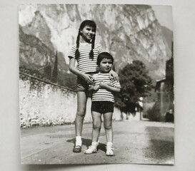 FOTO ANTICA CON BAMBINE IN POSA SULLA STRADA