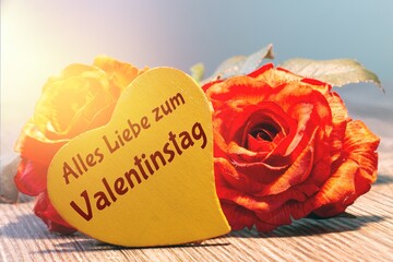 Gr&uuml;&szlig;e zum Valentinstag: Rosen und ein Herz mit der Aufschrift ALLES LIEBE ZUM VALENTINSTAG
