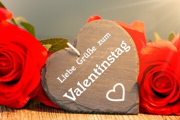 Gr&uuml;&szlig;e zum Valentinstag: Rosen und ein Herz mit der Aufschrift LIEBE GR&Uuml;SSE ZUM VALENTINSTAG