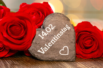 Erinnerung zum Valentinstag: Rosen und ein Herz mit der Aufschrift 14.02. VALENTINSTAG