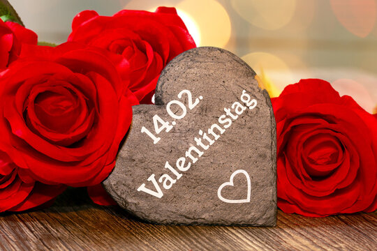 Erinnerung zum Valentinstag: Rosen und ein Herz mit der Aufschrift 14.02. VALENTINSTAG