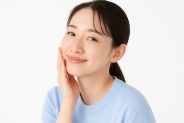 Fototapeta premium 笑顔で頬に手を当てる若い日本人女性のポートレート