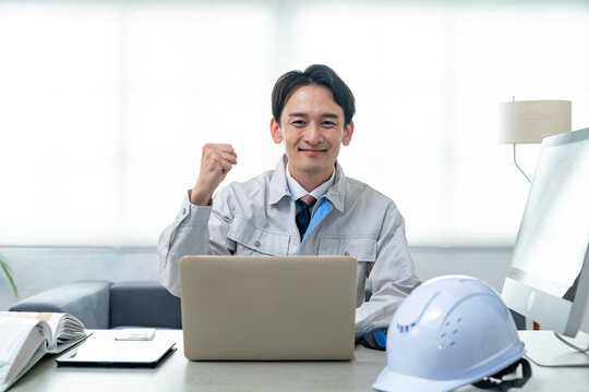 ガッツポーズをする男性