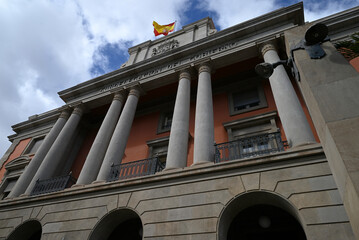 Naklejka premium Santa Cruz de Tenerife, Espagne, 14 janvier 2026 : Vue en contre-plongée de la façade de la sous-délégation gouvernementale à Santa Cruz de Ténérife