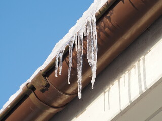 Sople zwisające nad rynną © EwaAF