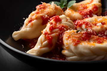 Culurgiones al sugo con pecorino stagionato, tradizionale pasta artigianale della Cucina Sarda, Cibo Italiano 