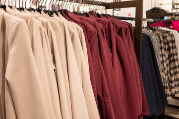Obraz premium Neatly arranged assorted colored jackets on store rack