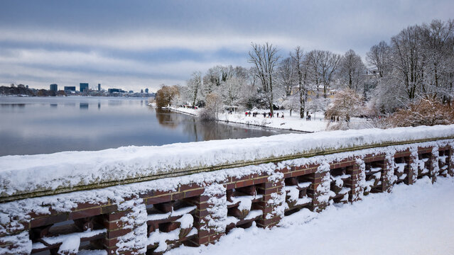 Hamburg Azssenalster Krugkoppelbr&uuml;cke Schnee