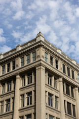 Obraz premium Facade of a building with a blue sky