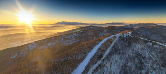 Panorama znad Jaworzyny Krynickiej o zachodzie słońca zimą. © rogozinski