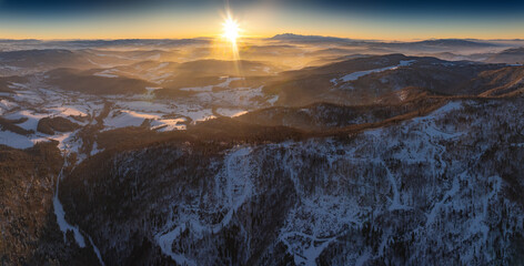 Panorama znad Jaworzyny Krynickiej o zachodzie słońca zimą. © rogozinski