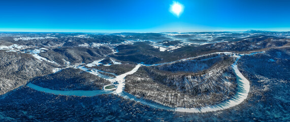 Panorama znad Jaworzyny Krynickiej o zachodzie słońca zimą. © rogozinski
