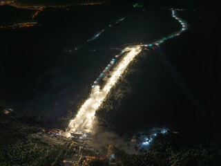 Dolna stacja Jaworzyny Krynickiej nocą w zimie. © rogozinski