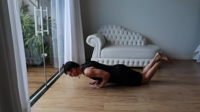 homem faz treino de muscula&ccedil;&atilde;o calistenia em casa 