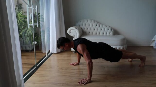 homem faz treino de muscula&ccedil;&atilde;o calistenia em casa 