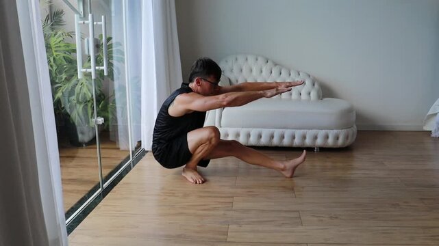 homem faz treino de muscula&ccedil;&atilde;o calistenia em casa 