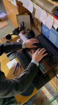 trabajando tecleando y escribiendo en ordenador port&aacute;til laptop en escritorio de oficina