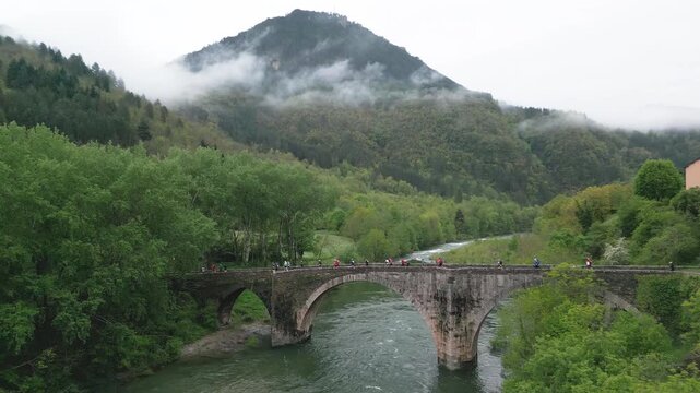 Coureurs sur un pont