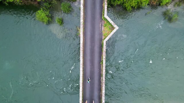 Coureurs sur un pont