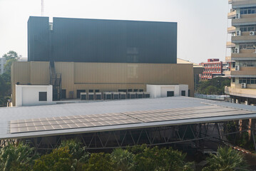 Obraz premium Modern Building with Solar Panels on Roof