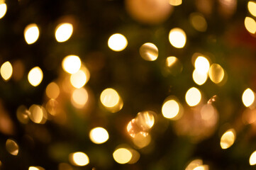 Obraz premium Gold bokeh Christmas lights with amber abstract background