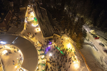 Widoki z nowej wieży widokowej na Górze Parkowej w Krynicy-Zdroju nocą zimą. © rogozinski