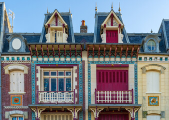 Fa&ccedil;ade immeuble ancien, style art nouveau, Mers-les-Bains, d&eacute;partement de la Somme, France