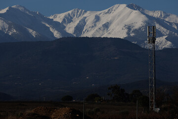 Pyl&ocirc;ne devant Canigou enneig&eacute; t&eacute;l&eacute;objectif
