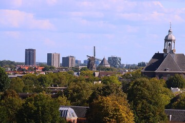 Widok, panorama z dachu muzeum techniki Nemo w Amsterdamie w Holandii, widok na Amsterdam. Oczywiście widzimy w tle symbol Holandii wiatrak. © Pawel Zabczyk