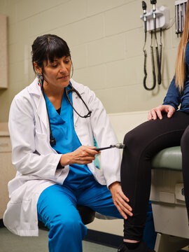 Native American NP performs knee reflex exam