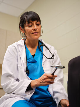 Native woman receives reflex check from Indigenous NP