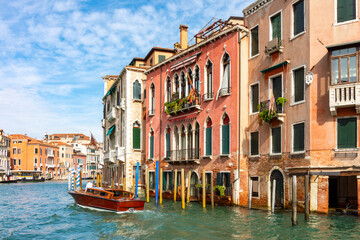 Obraz premium Medieval architecture along Grand canal, Venice, Italy