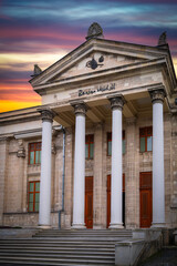 Obraz premium Istanbul Archaeological Museum exterior view: columned building architecture