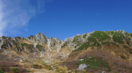 Fototapeta premium Kisokomagatake in Fall: A Mountain Adventure at the Central Alps Senjojiki Cirque, Nagano, Japan