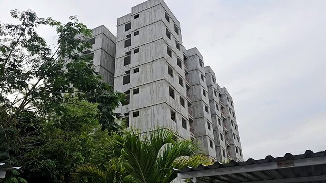 Edif&iacute;cio Residencial em Constru&ccedil;&atilde;o em &Aacute;rea Urbana Arborizada