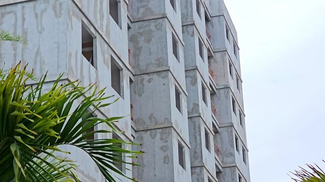 Edif&iacute;cio Residencial em Constru&ccedil;&atilde;o em &Aacute;rea Urbana Arborizada