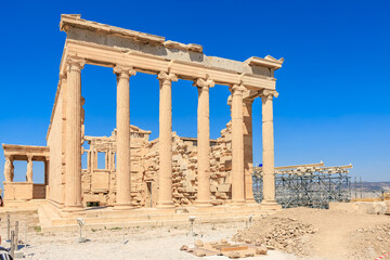 Obraz premium The building is a temple with columns and a blue sky in the background, Acropolis in Athens