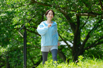 屋外でウォーキングする40代女性　全身