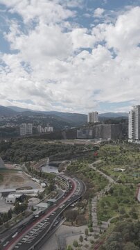 Video a&eacute;reo vertical sobre el Parque La Mexicana en Santa Fe, el drone rota de izquierda a derecha para revelar el Parque y diversos rascacielos que lo rodean. Grabado en D-Log M