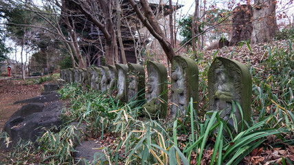 Obraz premium 冬の境内の石仏