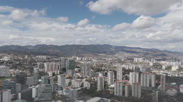 Viasta a&eacute;rea panor&aacute;mica de Santa Fe, al poniente de la Ciudad de M&eacute;xico. El drone volando lentamente hacia atras, video en D-Log M.