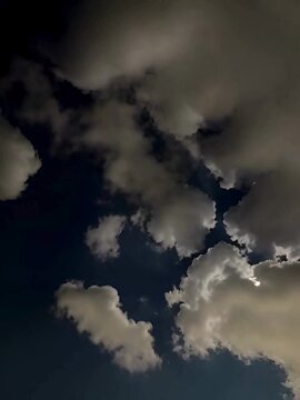 Time-lapse do c&eacute;u com nuvens passando sob a luz da lua.