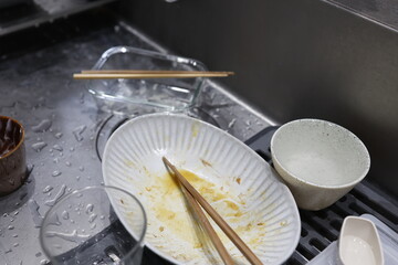 Fototapeta premium キッチンシンクに置かれた食後の汚れた食器。