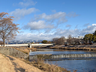 冬の鴨川と冠雪した北山の山々